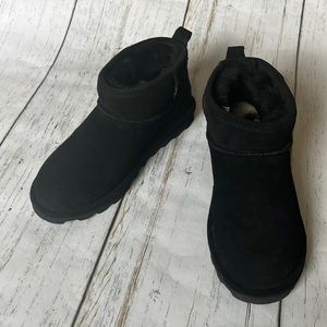 Bear Paw Women’s Black Shortie Boots Size 9